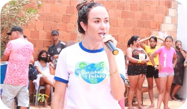 Renata Daguiar em ação do Instituto Reciclando o Futuro